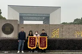 这两位女大学生的举动，必须点赞！图片