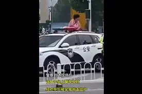 沂视频|女子街头无故拦车抢夺手机，警方：系精神障碍患者图片