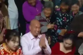 男子举行婚礼同时迎娶两名新娘？警方：已到现场进行调查图片