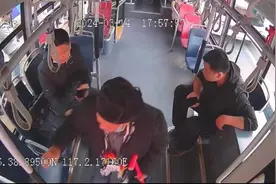 老人乘公交迷路，幸遇暖心司机救助图片
