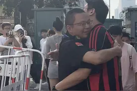 拥抱、击掌、对拳，长郡中学考点的考生被保安大叔暖到了！图片