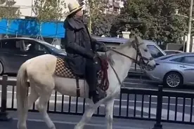 在市中心骑这玩意？警方深夜通报！网友惊了：怎么进来的？图片
