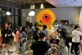 五一假期餐饮消费火爆，露营火锅、市集打卡、联名等玩法花样吸粉｜五一消费直击图片