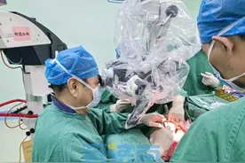 国内神经外科顶级专家来济主刀 家门口成功完成4小时开颅显微肿瘤切除术图片