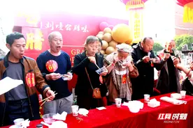 张家界市慈利县：首届吃腊肉比赛“大胃王”一口气吃了二十块图片