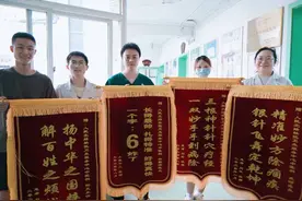 幽默锦旗赞医师 成都金牛区人北社卫中心中医服务“圈粉”图片