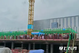 喷淋系统“武装到”挖机头、塔吊杆图片