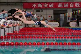 中国残疾人游泳队以赛代练备战巴黎残奥会图片