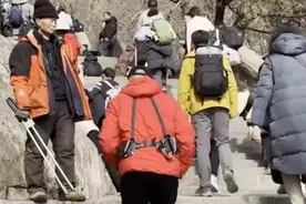 登山助力机器人在泰山试用！网友：感觉我又行了图片
