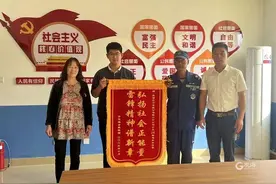 惊险而暖心一幕！刚出生50天婴儿呼吸困难，青岛这位好司机闯红灯送医……图片