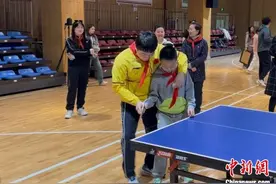 “冠军体育课”：梁靖崑、陈熠用“小乒乓”传递“大理念”图片