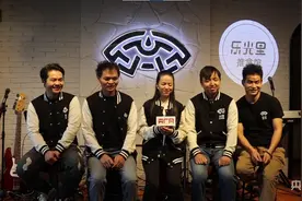 贵阳“折耳根”盲人乐队  唱出黑暗中的“逆光”图片