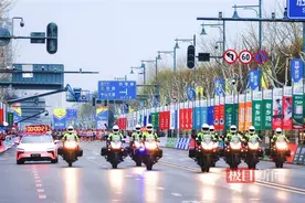 樱花作伴护征程，汉警温情暖赛道，武汉公安立体护航2025武汉马拉松图片