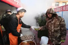 热气腾腾的饺子和拉面……地震灾区的一幕幕打湿了眼眶图片