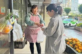 卖菜女摊主免费为社区困难群众送菜1年多 对话本人：“都不容易，能帮一把是一把”图片