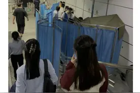 深圳地铁暖心一幕！有人突然倒下，他们快速出手……图片