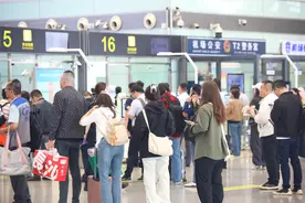 可提前托运行李，紧急旅客可在“急客柜台”办理，五一假期，长沙机场推出众多便民服务图片