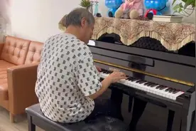 我们的人民城市｜原拆原建搬回新房，七旬老伯弹钢琴表达喜悦图片