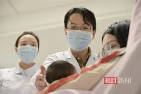 孕妈感觉胎动减少，医护紧急剖宫产“解救”，宝宝竟脐带绕颈五周图片