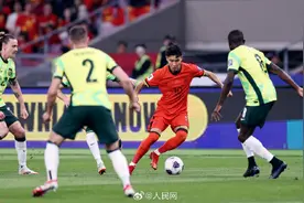 国足0比2负于澳大利亚队图片