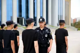 外地游客昏厥倒地后，邻位就餐的辅警挺身而出！网友：你拼命救人的样子真帅！图片