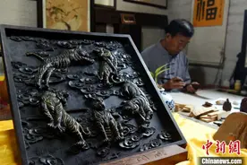 河北深州手艺人80余道工序让桃木变身艺术品图片