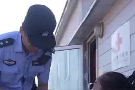 海边走丢小女孩“反向”寻人 “警察叔叔 我姐姐姑妈弟弟全丢了”图片