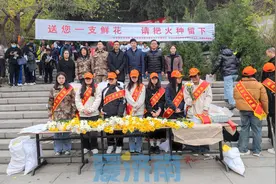 “送您一支鲜花请把火种留下”济南市林场联合泉城青年志愿者倡树文明祭扫图片