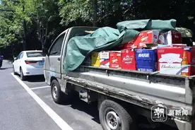 占用公共泊位3个月，小货车当“仓库”用？杭州城管现场整治“僵尸车”图片