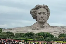 视频丨国庆假期第一天长沙橘子洲“人从众” 游客手持红旗打卡留影图片