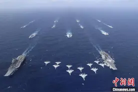 中国海军辽宁舰、山东舰编队首次开展双航母编队演练图片