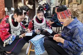 文化中国行｜回村的诱惑：“95后”姐妹花回村 带苗族“奶奶团”搞事情……图片