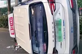 事发上海虹桥站蓄车场！一出租车撞上行道树后侧翻，现场一片狼藉图片