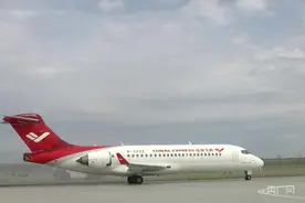 中国商飞快线ARJ21平稳降落新疆塔城千泉机场图片