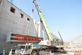 澧水石门至澧县航道建设工程青山枢纽船闸首节人字门顺利完成吊装图片