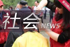 男童蹲坐广场哭泣 幸有他们帮“心大”爸妈找回孩子图片