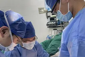 湖南平江男子放鞭炮时不慎炸毁左手，两次手术成功保肢图片