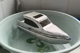 大二学生用一周时间利用废弃材料自制电动小船，“小时候就很想自己做一艘小船”图片