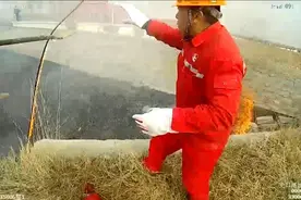巡逻发现幼儿园火情，00后辅警拎上灭火器扑灭面部被灼伤视频封面