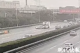 太危险！高速错过出口突然实线变道图片