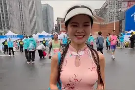 女跑者穿樱花旗袍参加汉马：为比赛专门去编了头发，半马成绩应该能进前几十名图片