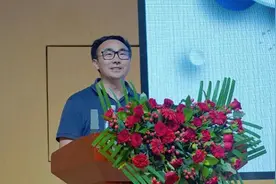 优秀校友反哺母校 激励学子“向更高目标不断攀升”图片
