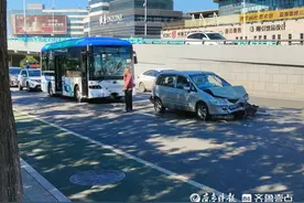 情报站|济南顺河高架桥下发生多车追尾事故，交警已到现场处理图片
