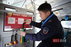 暖心服务获赞誉！武汉公交有条“雨伞线”图片