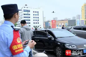 喊话、提示、宣传……疏导秩序，这里的铁警有“高招”图片