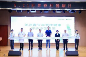 你家孩子也高低肩爱跷二郎腿吗？警惕！这个疾病正在慢慢“吞噬”他的脊柱图片