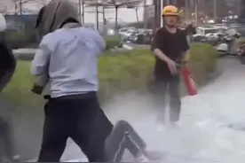 南宁一男孩突遭蜂群攻击倒地，外卖小哥与众人持衣服灭火器相救 社区：伤者已就医，正排查蜂群源头图片