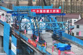 沪宁合高铁江苏段跨沪陕高速连续梁合龙图片