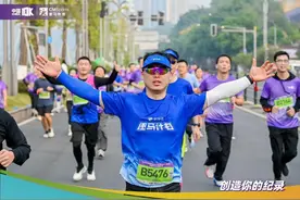 山城“渝”见逐马！中国移动全球通助力中国10K重庆站图片