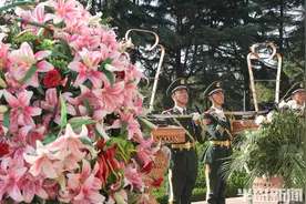 整齐划一，抬百斤花篮！直击青岛武警礼兵演练现场图片